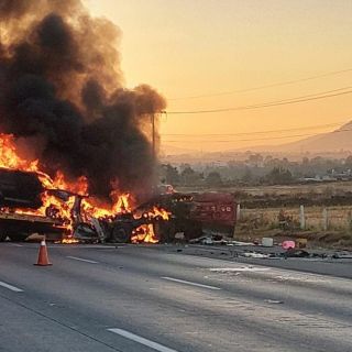 Cierran la autopista México-Querétaro tras carambola con incendio de vehículos