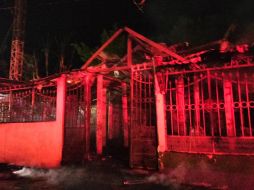 Los negocios fueron totalmente consumidos por las llamas. FACEBOOK/Protección Civil Guerrero