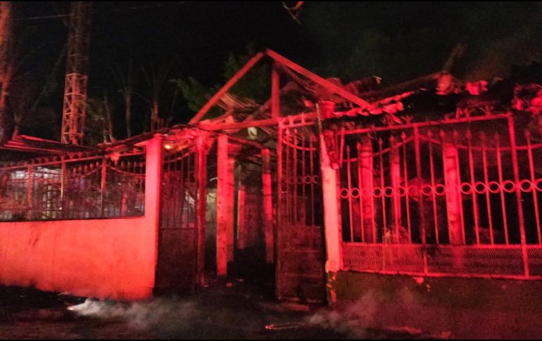 Los negocios fueron totalmente consumidos por las llamas. FACEBOOK/Protección Civil Guerrero