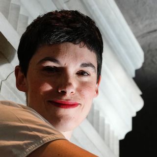 James Bond puede evolucionar con el tiempo, aun siendo icónico: Kim Sherwood