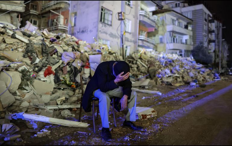 De acuerdo con datos del observatorio de Kandilli en Estambul, el epicentro del sismo tuvo lugar a las 17:04 GMT, además de que también se pudo sentir en algunos países vecinos. EFE / E. Sahin