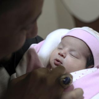 Tíos adoptan a recién nacida rescatada tras sismo en Siria