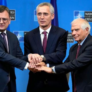 La OTAN apoyará a Ucrania en compra de armas ante escalada de Putin