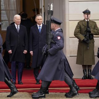 Biden se reúne con el presidente polaco Andrzej Duda y agradece su apoyo a Ucrania