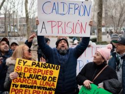 Un puñado de mexicanos se manifestó afuera del Tribunal. EFE