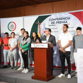Clavadistas mexicanos acuden a Cámara de Diputados y piden diálogo para poder competir