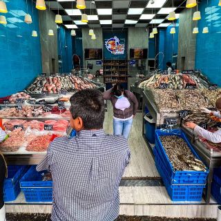 Estos son los precios de los pescados y mariscos favoritos en el Mercado del Mar (VIDEO)