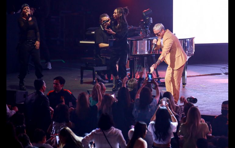 La velada comenzó en punto de las 21:16 horas, Sanz lucía radiante con el cabello platinado y un traje en tono mostaza, sin duda con el look se quitó varios años de encima.EL INFORMADOR / C. Zepeda