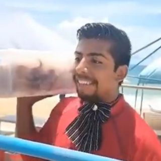 Tunden en redes a Paco de las empanadas por arrogante al venderle a turistas (VIDEO)