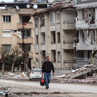 Turquía prohíbe despidos en zonas afectadas por sismos y anuncia apoyos