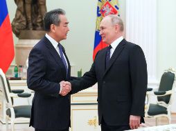 Al inicio de su reunión con Wang Yi, el presidente ruso Vladimir Putin elogió las relaciones entre los dos países y añadió que el Kremlin espera que el presidente chino Xi Jinping visite Rusia. EFE / A. Novoderezhkin