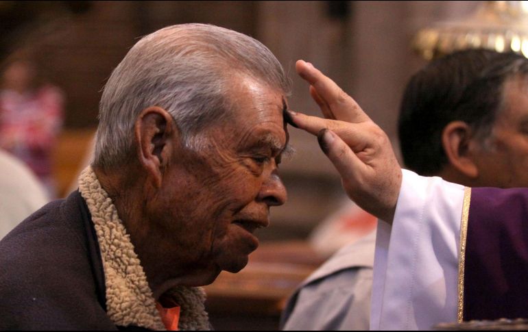 El padre Salvador Barba explica no tiene ningún sentido recibir la ceniza, si no existe un propósito de revisar y corregir actitudes, fallas y limitaciones personales. NTX / ARCHIVO