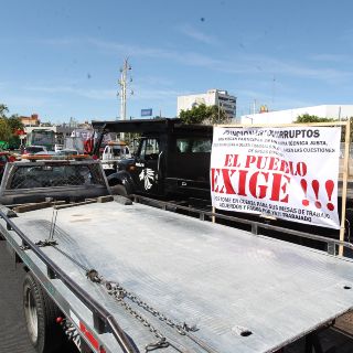 Transportistas trasladan protesta a Casa Jalisco
