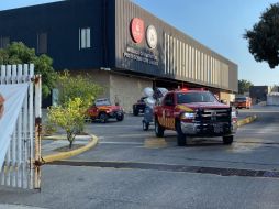 Bomberos de Jalisco acuden al punto en Zapotiltic para rescatar a las personas que quedaron enterradas. ESPECIAL