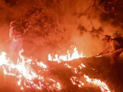 Anoche, los brigadistas continuaban con el combate a las llamas. ESPECIAL