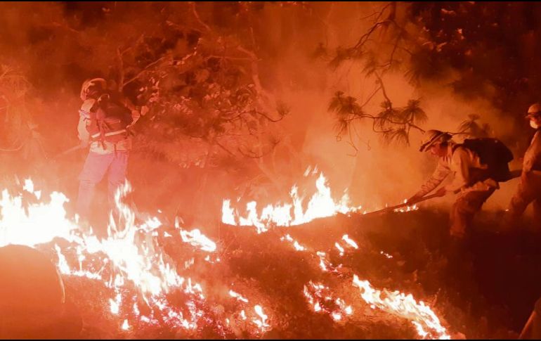 Anoche, los brigadistas continuaban con el combate a las llamas. ESPECIAL