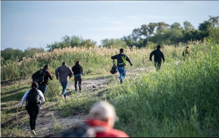 Migrantes intentan cruzar la frontera de EE.UU. GETTY IMAGES