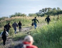 Migrantes intentan cruzar la frontera de EE.UU. GETTY IMAGES