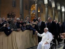 El Papa Francisco, en silla de ruedas desde el año pasado, saluda a varios fieles previo a la misa del Miércoles de Ceniza. AP/G. Borgia
