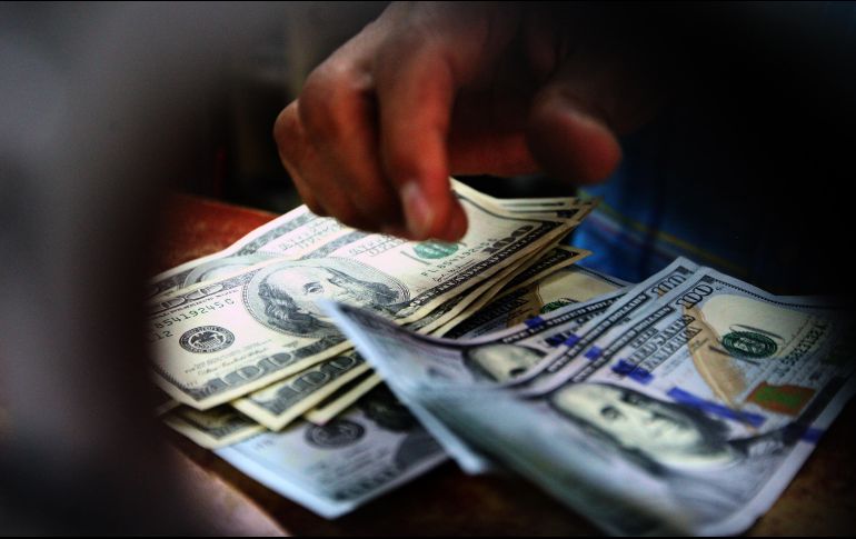 Este jueves, el tipo de cambio es de 18.34 pesos por cada dólar. EL INFORMADOR/ARCHIVO