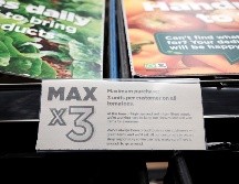 La cadena más grande de tiendas de comestibles anunció ayer que limitará la venta de tomates, pimientos y pepinos a tres piezas por cliente. AP / Y. Mok