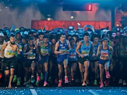 Desde temprana hora, los corredores participantes de la ruta de 21 kilómetros hacen suyas las principales avenidas de la ciudad. EL INFORMADOR