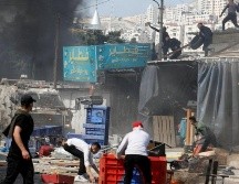 Jóvenes palestinos lanzaban piedras y otros objetos contra los vehículos blindados israelíes que ingresaron a Nablus el miércoles. REUTERS