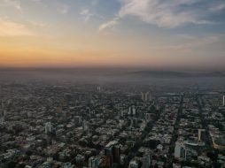 Aspectos del amanecer de este viernes en la metrópoli donde se aprecia la contaminación ambiental. EL INFORMADOR/A. Navarro