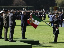 En la ceremonia, López Obrador impuso la Condecoración al Mérito Militar en Grado de Orden a la Bandera del Heroico Colegio Militar. SUN/C. Mejía