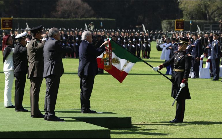 En la ceremonia, López Obrador impuso la Condecoración al Mérito Militar en Grado de Orden a la Bandera del Heroico Colegio Militar. SUN/C. Mejía