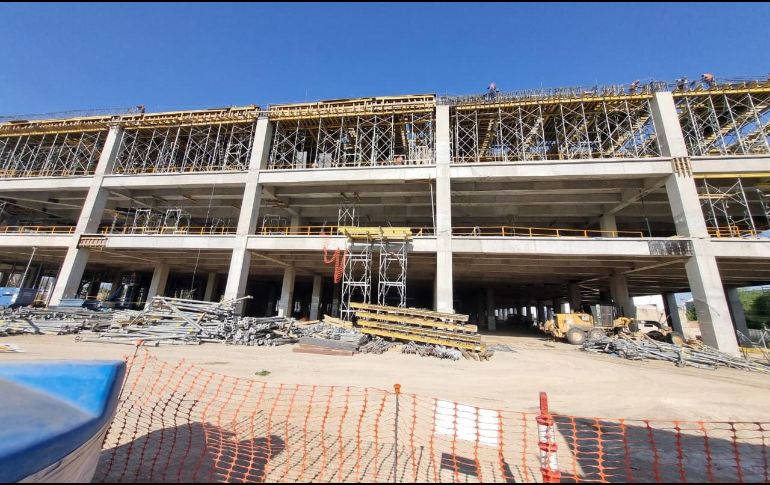 Actualmente, cientos de trabajadores de la construcción laboran en la edificación de la tienda. EL INFORMADOR / J. Velazco