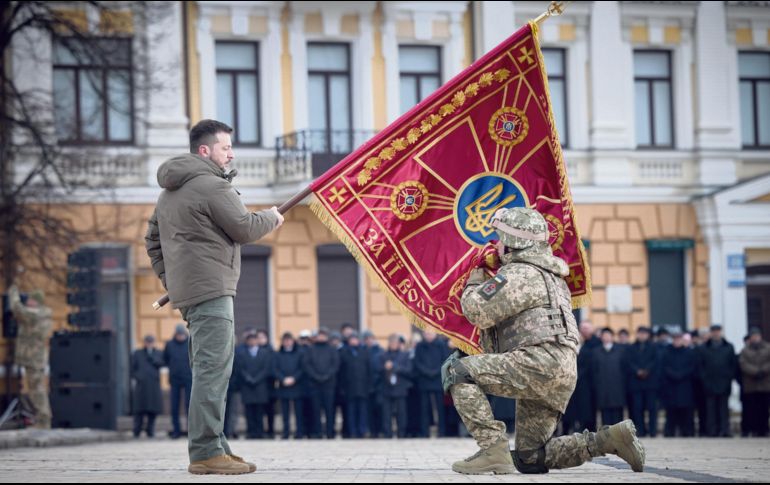 El presidente ucraniano, Volodimir Zelenski (izq), calificó el aniversario bélico como 
