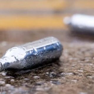 Los peligros del gas de la risa, una de las drogas más usadas por jóvenes de Europa