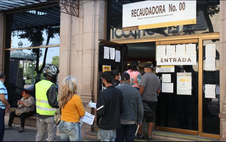 El refrendo vehicular se puede pagar en las oficinas recaudadores, en línea o en el banco EL INFORMADOR/ARCHIVO