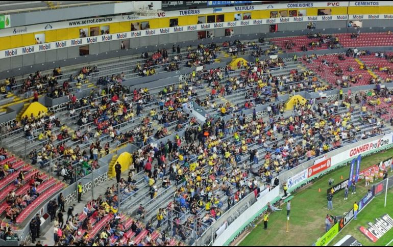 Poco a poco comenzó a ingresar al estadio la barra americanista. INFORMADOR/J. Robles