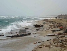 Un trozo del bote, junto con pilas de madera astillada, yacían sobre la playa en Steccato di Cutro. AP/A. Durso