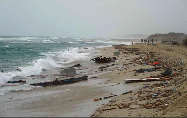 Un trozo del bote, junto con pilas de madera astillada, yacían sobre la playa en Steccato di Cutro. AP/A. Durso