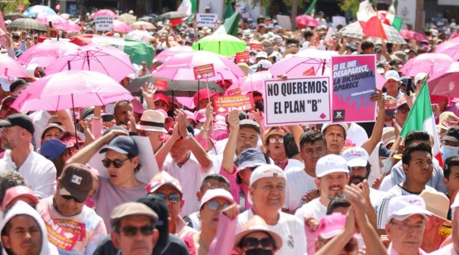 Miles de personas se dieron cita en el Centro de Guadalajara para expresarle su apoyo al INE. EL INFORMADOR/C. Zepeda