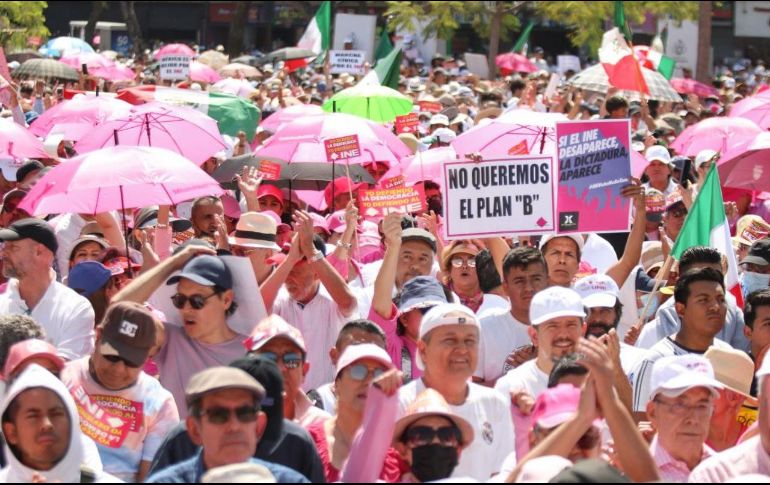 Miles de personas se dieron cita en el Centro de Guadalajara para expresarle su apoyo al INE. EL INFORMADOR/C. Zepeda