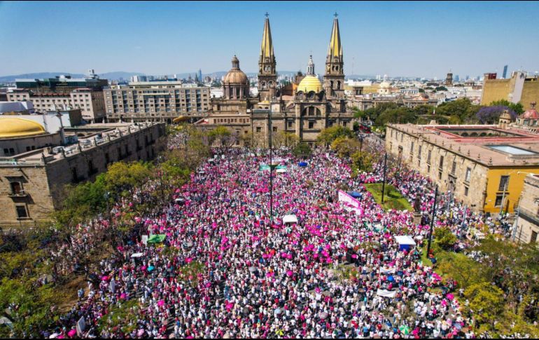 La Plaza de la Liberación, coloreada de rosa y blanco, en defensa del INE. EL INFORMADOR/ A. Navarro
