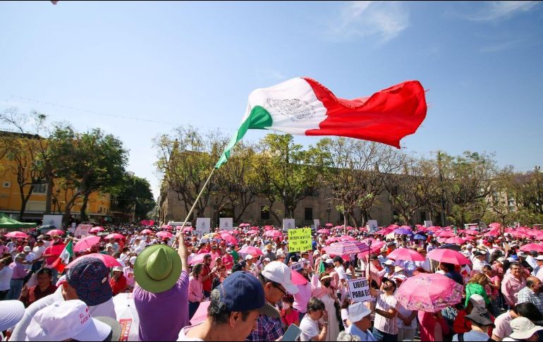 La bandera de México ondeó sobre las cabezas de los manifestantes. EL INFORMADOR/ C. Zepeda