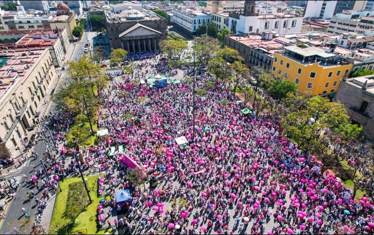 Un contingente rosa y blanco invadió la Plaza. EL INFORMADOR/ A. Navarro