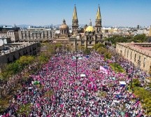 La Plaza de la Liberación, coloreada de rosa y blanco, en defensa del INE. EL INFORMADOR/ A. Navarro