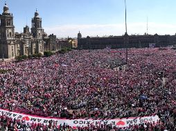 El Zócalo capitalino lució de color rosa y blanco. SUN