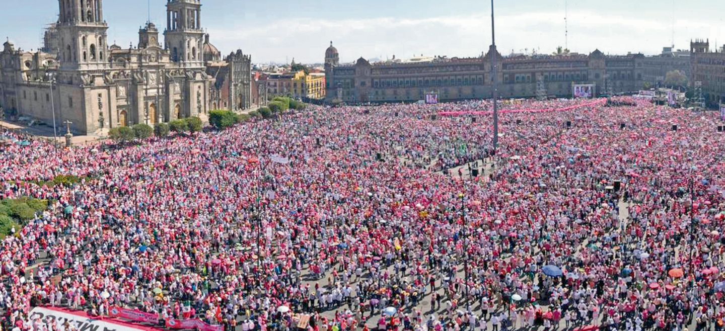 Las manifestaciones de ayer en contra del “Plan B” impulsado por el Presidente Andrés Manuel López Obrador (AMLO) fueron más multitudinarias que las que se llevaron a cabo el 13 de noviembre de 2022. El Zócalo capitalino (imagen de la izquierda) y la Plaza de la Liberación, en Guadalajara, se llenaron. EL UNIVERSAL