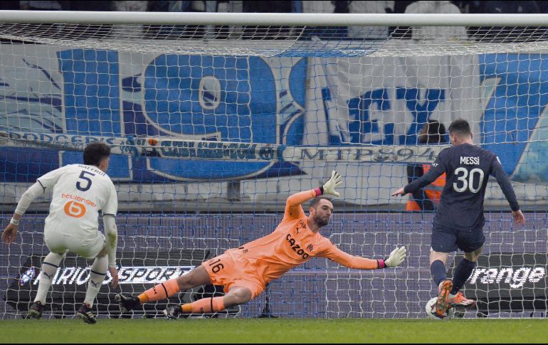 Leo anotó así en Marsella su gol 28 con PSG (hizo 672 en Barcelona). AP