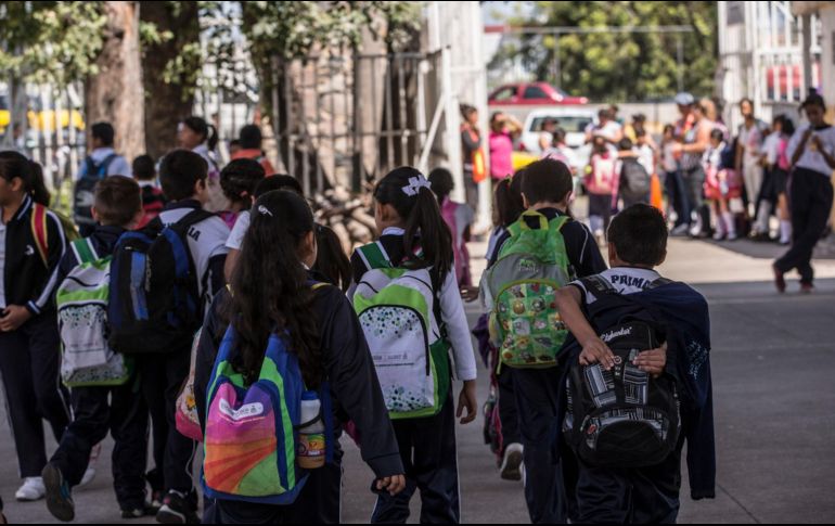 Madres, padres y tutores, deberán de realizar el trámite a preescolar, primero de primaria y primero de secundaria, a través de la aplicación RecreApp desde el celular, o en la página web. EL INFORMADOR / ARCHIVO
