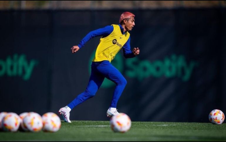 Julián Araujo entrenó bajo las órdenes de Xavi Hernández. Twiiter/@FCBarcelona_es