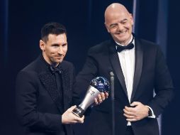 Messi se mostró contento tras recibir el galardón. EFE/Yoan Valat