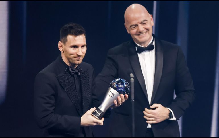 Messi se mostró contento tras recibir el galardón. EFE/Yoan Valat